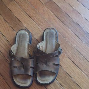 Sandals 9/5. Clark’s bronze w adjustable buckle